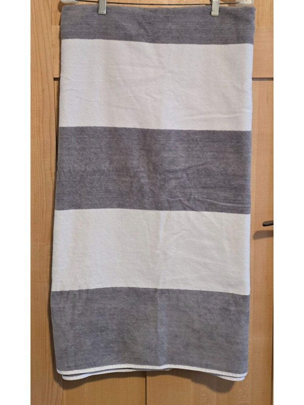 Vera Wang Striped Bath Towel 66x35 Grey & White Plush Absorbent beach towel